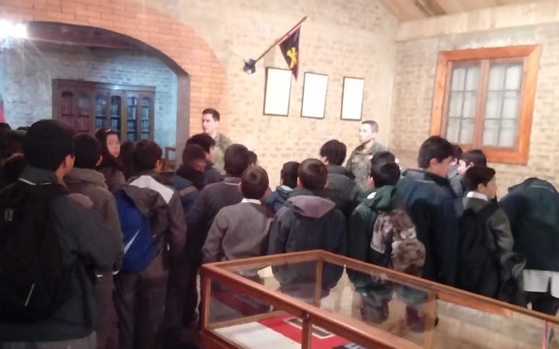 Estudiantes de 7°B visitan Escuela de Artillería de Linares