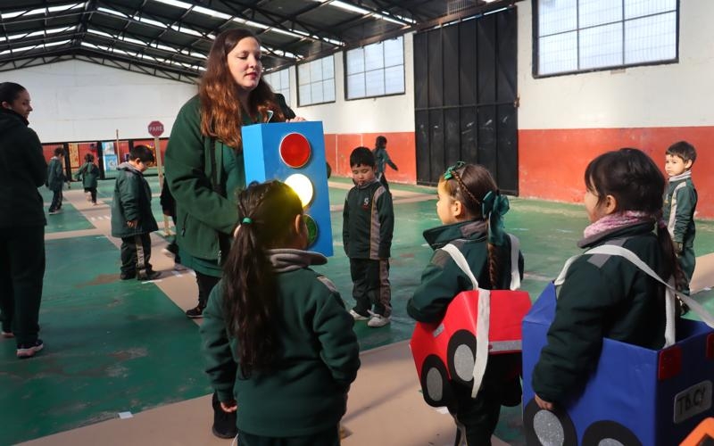 Educación Parvularia aprende sobre seguridad vial con ciudad interactiva en el gimnasio