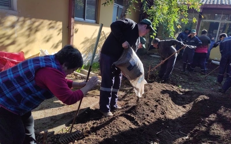 Estudiantes del Colegio Contribuyen a la Creación de un Huerto para Adultos Mayores