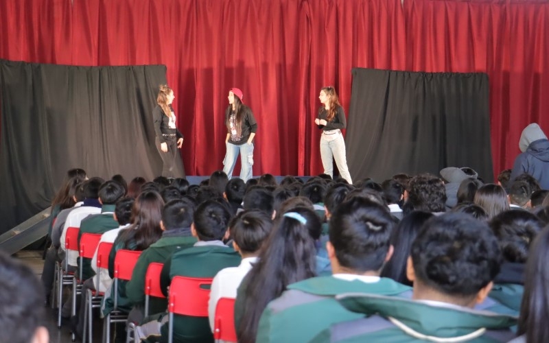 Estudiantes de Educación Básica y Media Participan en la Obra de Teatro &quot;El Amor No Duele&quot;