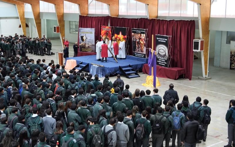4° Medio D representa la estación “El Cirineo ayuda a Jesús a llevar la cruz” en los Buenos Días de Semana Santa