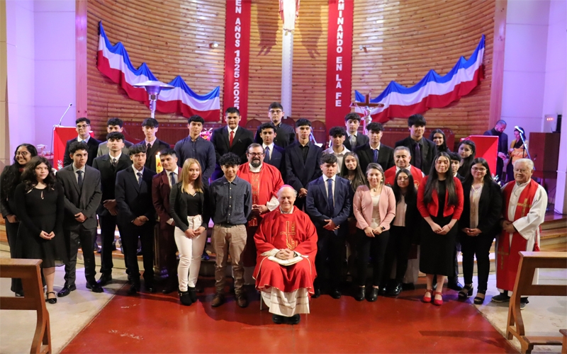 Confirmación de Estudiantes en la Parroquia de Salesianos Linares