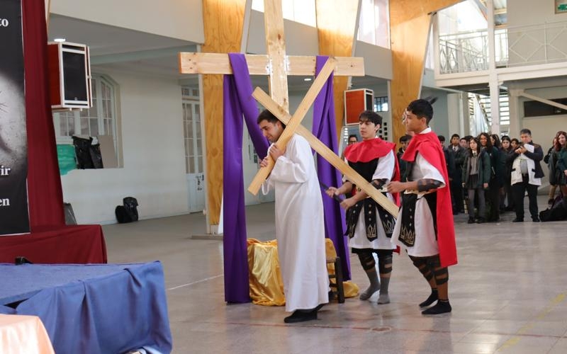 4° Medio B representa la Segunda Estación del Vía Crucis: Jesús carga la cruz