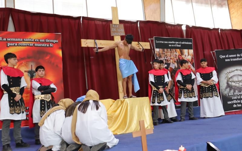 4° Medio HC representa la crucifixión de Jesús en el cierre de los Buenos Días de Semana Santa