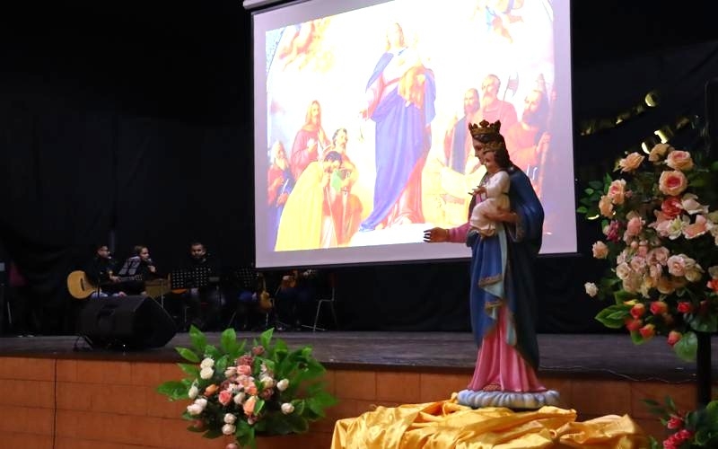 Bajo tu manto María Auxiliadora, Linares canta